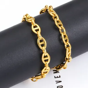 Collana a catena ad ancora in acciaio inossidabile dorato su espositore in pelle