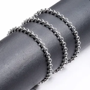 Chaîne rolo en acier inoxydable argenté 4mm enroulée sur un support de présentation noir