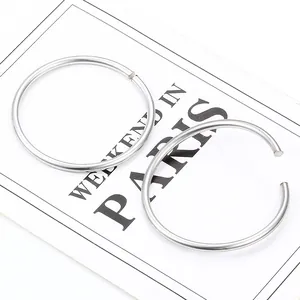 Primer plano de anillos abiertos de acero inoxidable para crear collares de bisutería