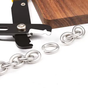 Catena ovale in acciaio inossidabile da 12mm tagliata da una pinza in metallo nero
