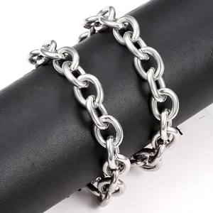 Catena a maglie ovali 12mm in acciaio inox lucido su supporto in pelle nera