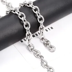 Catena a maglie ovali in acciaio inossidabile argento 12mm su supporto in pelle nera