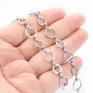 Catena in acciaio inossidabile lucido in mano per mostrare dimensioni e finitura argento