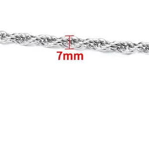 Detailopname van de 7mm brede, gepolijste roestvrijstalen koordketting in zilverkleur