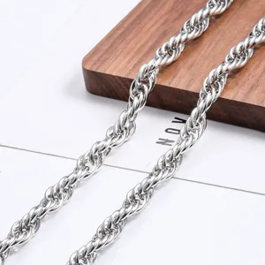 Detail macro-opname van de zilveren touwkettingtextuur op minimalistisch houten decor