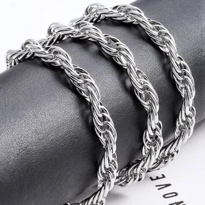 Detail van zilveren roestvrijstalen getwiste touwketting met hoogglans metaalglans