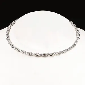 Collana a catena a chicco di caffè in acciaio inossidabile argento su display bianco