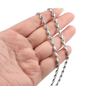 Collana a catena a chicchi di caffè in acciaio inossidabile lucido tenuta in mano