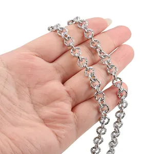 Chaîne à gros maillons en acier inoxydable texturé tenue à la main pour bijoux DIY