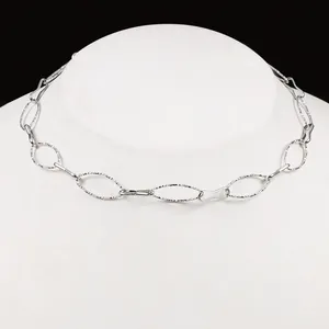 Silberne Edelstahl-Gliederkette mit ovalen Elementen auf einer weißen Halsbüste