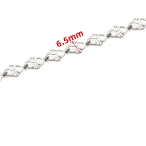 Macro detail of silver stainless steel sunflower chain links with a width of 6.5mm