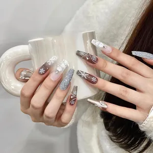 Faux ongles d'hiver avec flocons de neige, perles et texture de pull en tricot blanc