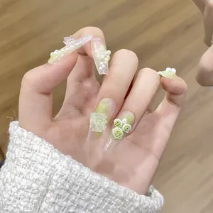 Handgefertigte hellgrüne Kunstnägel mit 3D-Rosen, Perlen und Schmetterlings-Anhängern