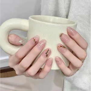 Handgefertigte Kunstnägel mit roten Beerenmotiven und silbernen Schmetterlingsakzenten