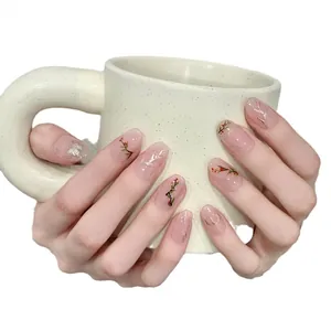Handbemalte Kunstnägel mit roten Beeren und Schmetterlingsdesign auf Nude-Rosa