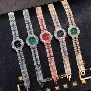 Vista dettagliata di orologi al quarzo di lusso con strass in oro, argento e oro rosa