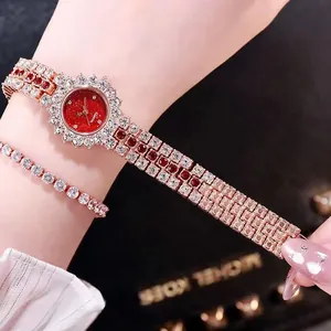 Vista macro dell'orologio al quarzo di lusso oro rosa con quadrante rosso e cinturino gioiello