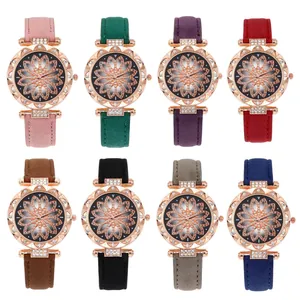 Detail van acht elegante bloemenhorloges met strass-steentjes en suède horlogebanden