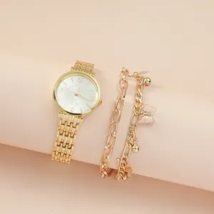 Coffret montre et bracelet papillon en or rose élégant présenté sur un support minimaliste