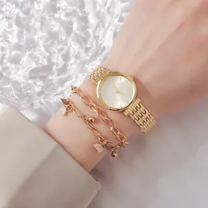 Coffret montre dorée élégante avec bracelets papillon pour femme porté sur le poignet