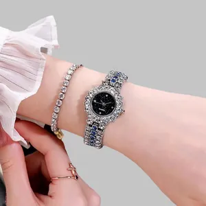 Dettaglio dell'orologio al quarzo argento con lunetta diamantata e bracciale abbinato