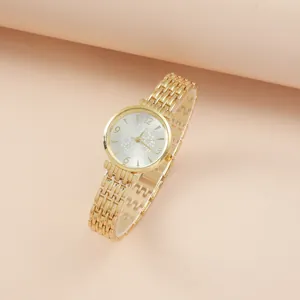 Vue détaillée d'une montre à quartz dorée avec cadran argenté à motif de coeur