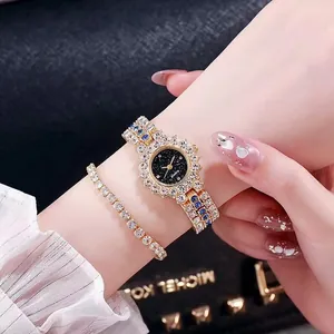 Primo piano dell'orologio al quarzo in oro con quadrante stellato e bracciale di diamanti