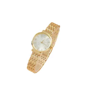 Montre dorée élégante pour femme avec cadran à motif cœur blanc et bracelet métallique