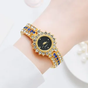 Dettaglio orologio da donna di lusso con quadrante blu glitterato e cinturino oro dorato