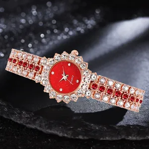Vista dettagliata di orologio lusso oro rosa con quadrante glitter rosso e cristalli