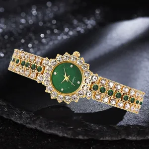 Dettaglio macro dell'orologio al quarzo di lusso con quadrante verde smeraldo e ghiera di diamanti