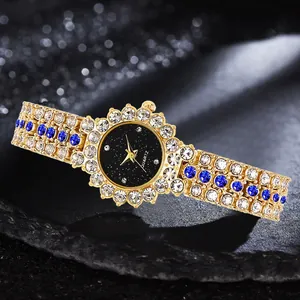 Dettaglio macro di orologio al quarzo dorato con strass e quadrante stellato nero