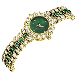 Vista macro dell'orologio di lusso con lunetta a petalo, quadrante smeraldo e cristalli