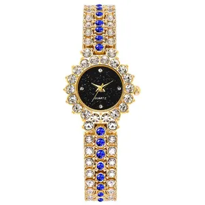 Orologio da donna di lusso dorato con cristalli, dettagli blu e quadrante a cielo stellato