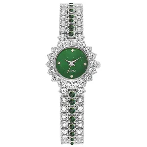 Dettaglio quadrante verde e lunetta in argento con cristalli e cinturino di lusso