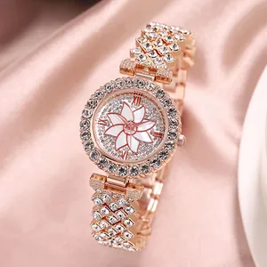 Detailopname van roségouden horloge met fonkelende strasstenen en bloemen wijzerplaat