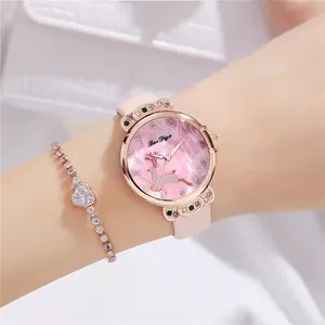 Montre femme quartz or rose avec motif cerf sur cadran rose et bracelet cristal coeur