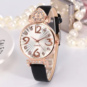 Montre femme or rose avec strass en cœur et bracelet en cuir noir élégant
