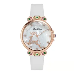 Vue détaillée de la montre à quartz avec cristaux, motif renne et bracelet en cuir blanc