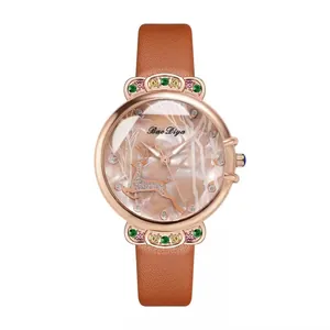 Montre femme à quartz avec bracelet en cuir marron et motif cerf doré sur cadran nacré