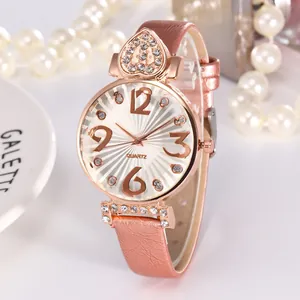 Montre quartz femme en cuir rose avec boîtier or rose et cœurs en strass