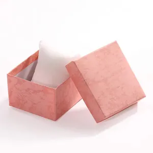 Boîte cadeau bijoux carrée rose texturée avec coussin de présentation blanc
