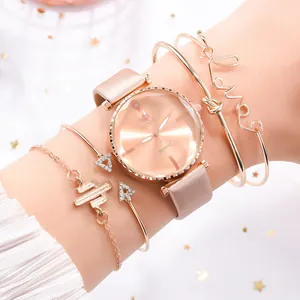 Détail du coffret montre quartz or rose avec bracelet cuir rose et quatre bijoux assortis