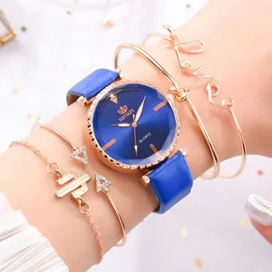 Détail de la montre RINNADY à quartz avec bracelets cactus et love en or rose sur le poignet