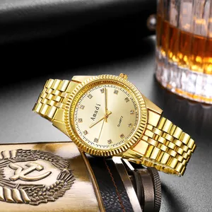 Gros plan du cadran de montre à quartz doré avec index en diamant et logo Amadi