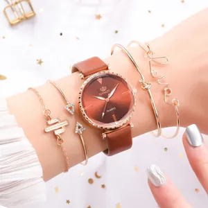 Détail d'une montre à quartz rose doré avec cadran dégradé et ensemble de bracelets assortis