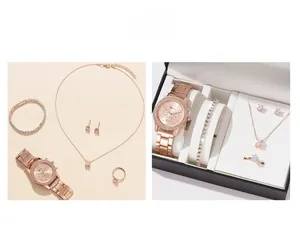 Detailansicht eines 5-teiligen roségoldenen Uhrensets mit Kristallschmuck in Geschenkbox