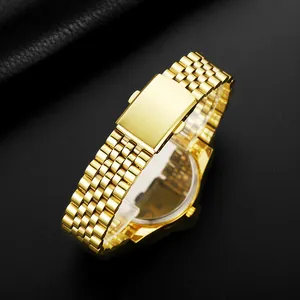 Détail d'un bracelet de montre Jubilee doré avec fermoir de sécurité sur fond noir