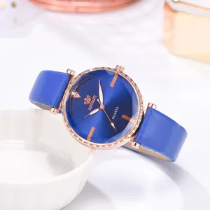 Détail du cadran bleu soleil élégant et du boîtier en or rose de la montre à quartz
