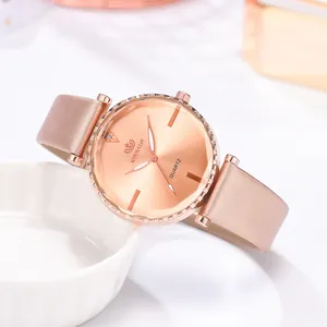 Détail macro du cadran de montre à quartz or rose avec cristal et lunette texturée